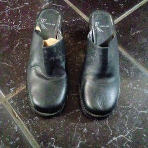 White Mountain Black Leather Clogs Size 8